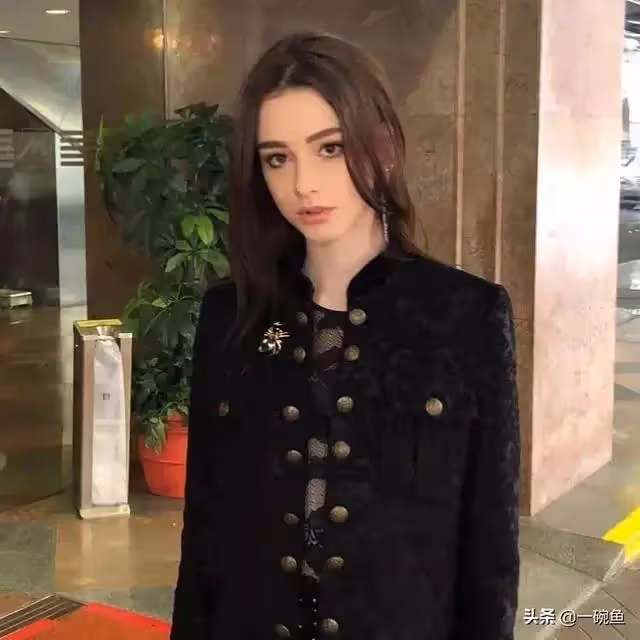 俄羅斯金髮碧眼美女,身材高挑擁漫畫大長腿!看完素顏照簡直比昆凌、baby還要正!