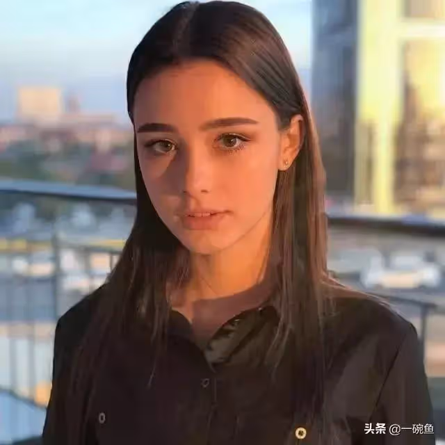 俄羅斯金髮碧眼美女,身材高挑擁漫畫大長腿!看完素顏照簡直比昆凌、baby還要正!