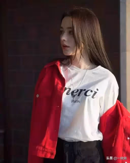 俄羅斯金髮碧眼美女,身材高挑擁漫畫大長腿!看完素顏照簡直比昆凌、baby還要正!