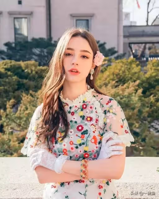 俄羅斯金髮碧眼美女,身材高挑擁漫畫大長腿!看完素顏照簡直比昆凌、baby還要正!