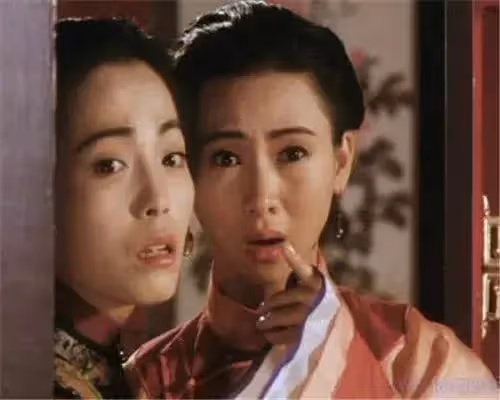 54歲翁虹近照曝光!和張晨光「靠頭緊貼」感情好,穿「民國旗袍」盡顯好身材:說是35歲都不過分