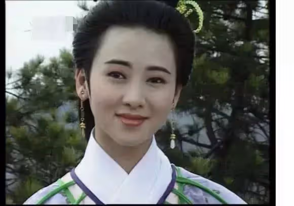 54歲翁虹近照曝光!和張晨光「靠頭緊貼」感情好,穿「民國旗袍」盡顯好身材:說是35歲都不過分
