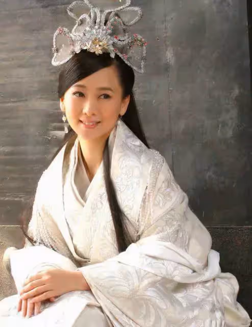 54歲翁虹近照曝光!和張晨光「靠頭緊貼」感情好,穿「民國旗袍」盡顯好身材:說是35歲都不過分