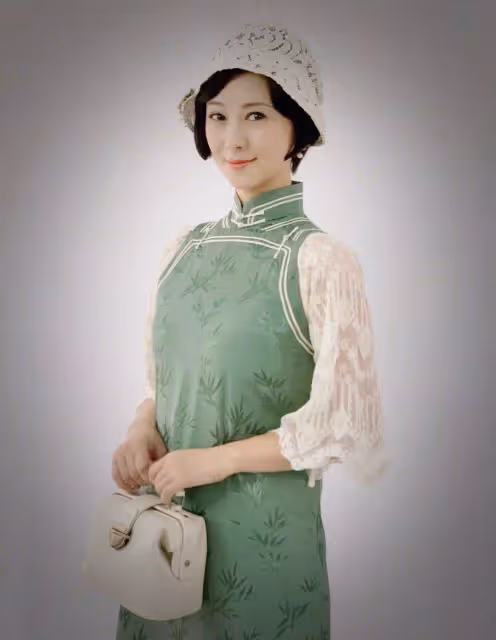 54歲翁虹近照曝光!和張晨光「靠頭緊貼」感情好,穿「民國旗袍」盡顯好身材:說是35歲都不過分