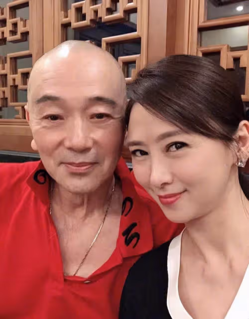 54歲翁虹近照曝光!和張晨光「靠頭緊貼」感情好,穿「民國旗袍」盡顯好身材:說是35歲都不過分
