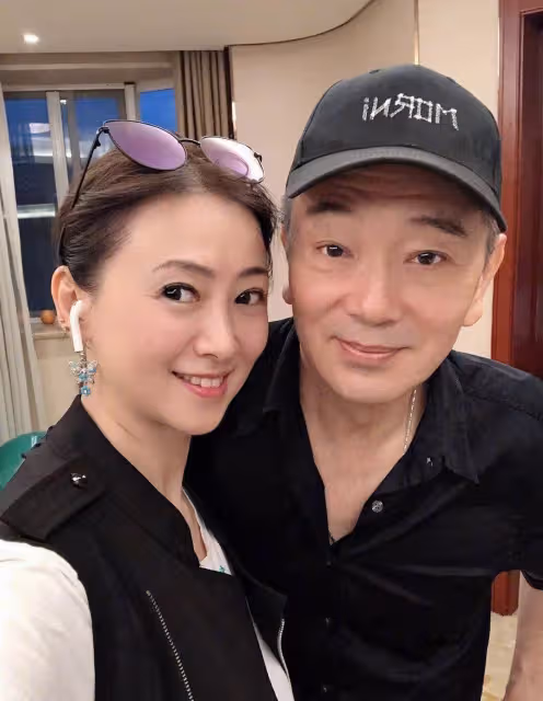 54歲翁虹近照曝光!和張晨光「靠頭緊貼」感情好,穿「民國旗袍」盡顯好身材:說是35歲都不過分