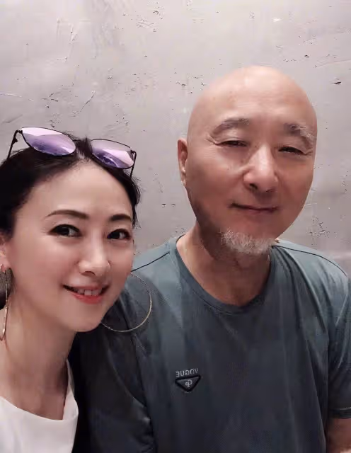 54歲翁虹近照曝光!和張晨光「靠頭緊貼」感情好,穿「民國旗袍」盡顯好身材:說是35歲都不過分