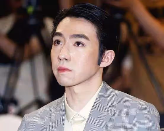 20歲爆紅,22歲意外燒傷毀容,被女友分手被吐槽相貌,如今成功逆襲:實力派演員