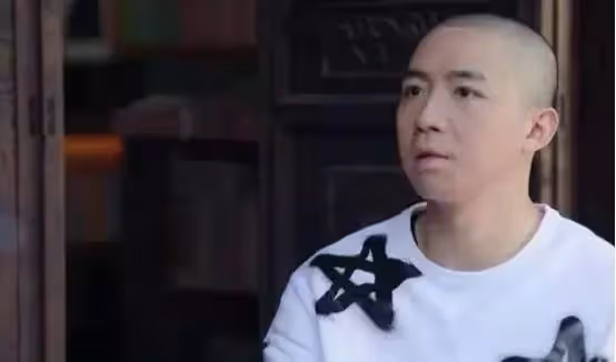 20歲爆紅,22歲意外燒傷毀容,被女友分手被吐槽相貌,如今成功逆襲:實力派演員