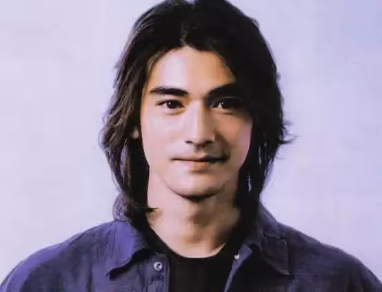 金城武近照曝光!皺紋多了魅力不減、滿嘴鬍子似霸道總裁,49歲隱居日本談當地女友,網:為什麼還是那麼帥?