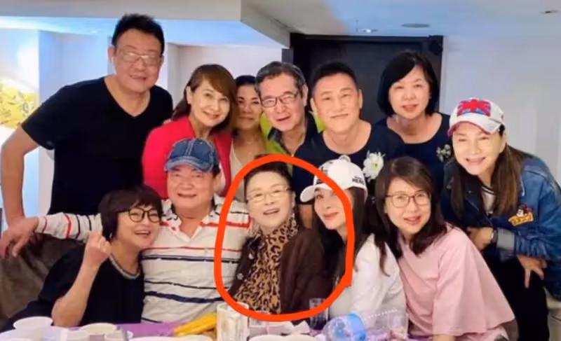 72歲老戲骨陳莎莉近照曝光!坐C位拍照,狀態極佳十分年輕,「慈祥優」雅與角色判若兩人,網友:這樣老去真的美