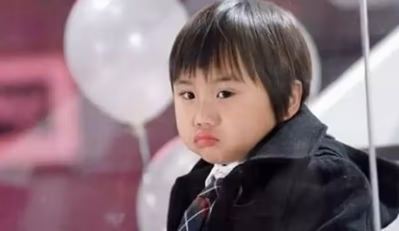 小小彬5歲成名:「親爸後媽買豪車」被榨幹1800萬,親媽不要自己,身上「皮膚潰爛」卻無錢治,網友:可憐的賺錢工具