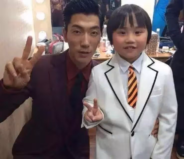 小小彬5歲成名:「親爸後媽買豪車」被榨幹1800萬,親媽不要自己,身上「皮膚潰爛」卻無錢治,網友:可憐的賺錢工具