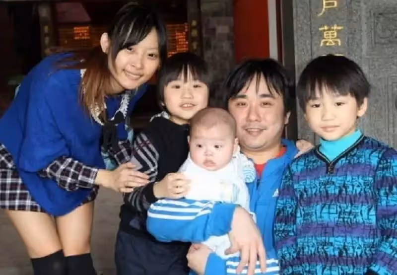 小小彬5歲成名:「親爸後媽買豪車」被榨幹1800萬,親媽不要自己,身上「皮膚潰爛」卻無錢治,網友:可憐的賺錢工具