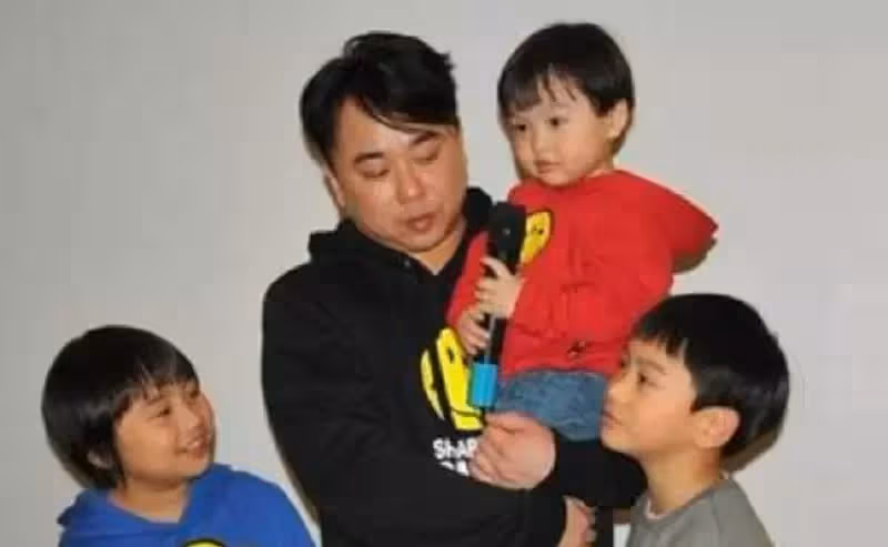 小小彬5歲成名:「親爸後媽買豪車」被榨幹1800萬,親媽不要自己,身上「皮膚潰爛」卻無錢治,網友:可憐的賺錢工具