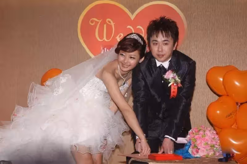 小小彬5歲成名:「親爸後媽買豪車」被榨幹1800萬,親媽不要自己,身上「皮膚潰爛」卻無錢治,網友:可憐的賺錢工具