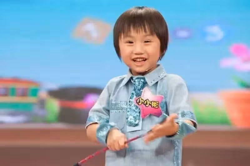 小小彬5歲成名:「親爸後媽買豪車」被榨幹1800萬,親媽不要自己,身上「皮膚潰爛」卻無錢治,網友:可憐的賺錢工具