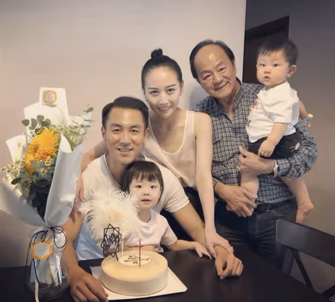 狄龍慶祝父親節,祖孫三代同框長相太相似,41歲兒子已成TVB視帝
