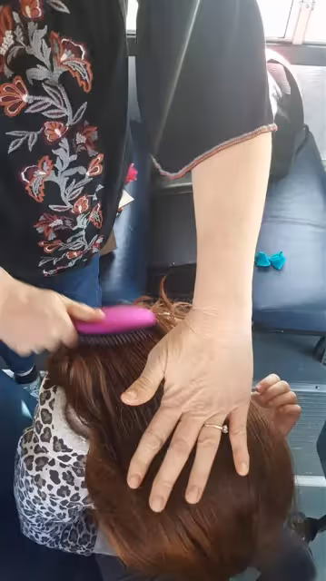 爸爸不會綁頭髮！單親小女孩「每天紮凌亂馬尾」去上學　暖心女司機不忍「天天幫她編辮子」融化全網