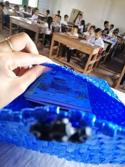 買不起書包！爸爸做粗工「錢全給兒子繳學費」　自責熬夜「一綑塑膠繩做出獨一無二書包」一打開惹哭老師