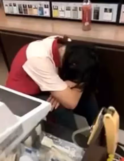 工資決定態度，榨大夜員工去上白班「怒鎖門貼公告」又不是欠你的！網爆贊：就該這麼治