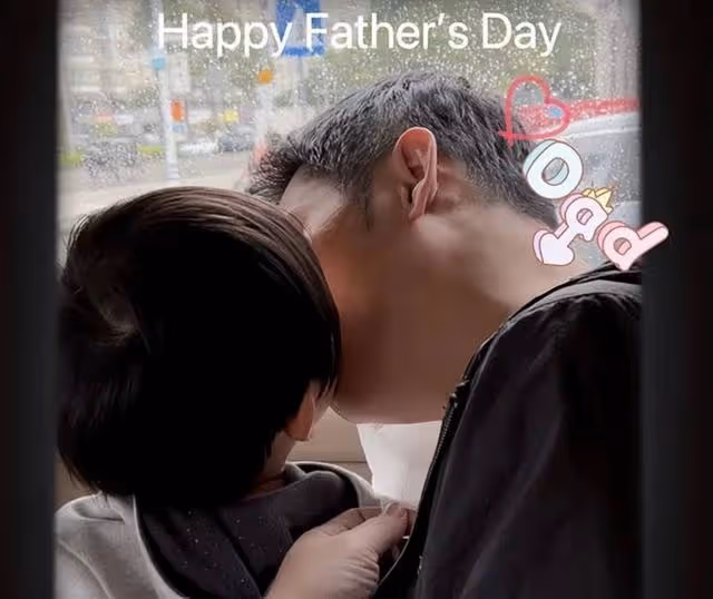 香港知名女星秀幸福!丈夫罕見出鏡親吻兒子,兩夫妻長期分隔兩地
