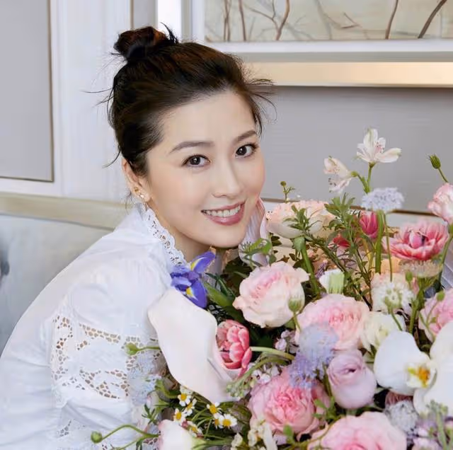 香港知名女星秀幸福!丈夫罕見出鏡親吻兒子,兩夫妻長期分隔兩地