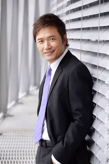 苗僑偉近況曝光!喜迎64歲生日與女兒游湖,一家四口疑定居加拿大