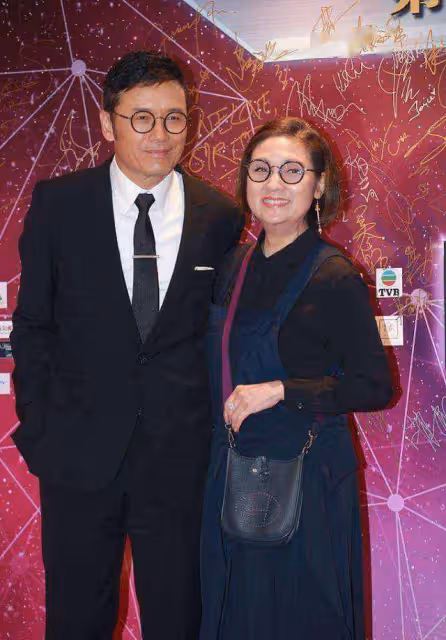 苗僑偉近況曝光!喜迎64歲生日與女兒游湖,一家四口疑定居加拿大