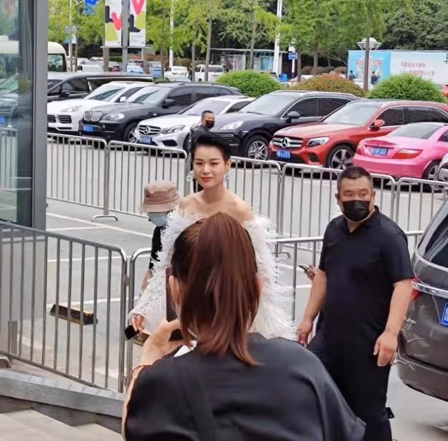 42歲胡杏兒現身活動,穿白色露肩裝氣質優雅,比主持人還漂亮