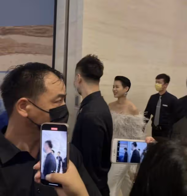 42歲胡杏兒現身活動,穿白色露肩裝氣質優雅,比主持人還漂亮