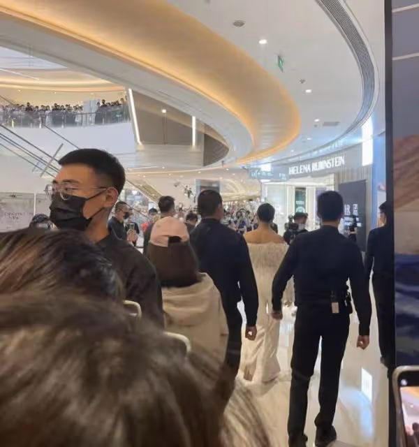 42歲胡杏兒現身活動,穿白色露肩裝氣質優雅,比主持人還漂亮