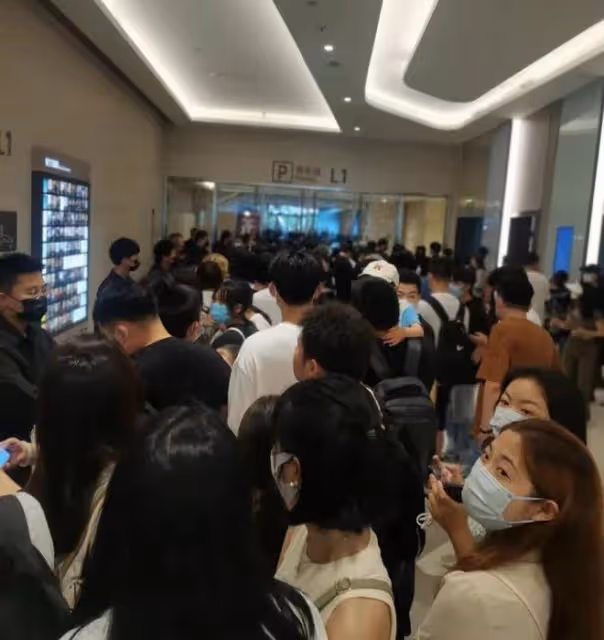 42歲胡杏兒現身活動,穿白色露肩裝氣質優雅,比主持人還漂亮