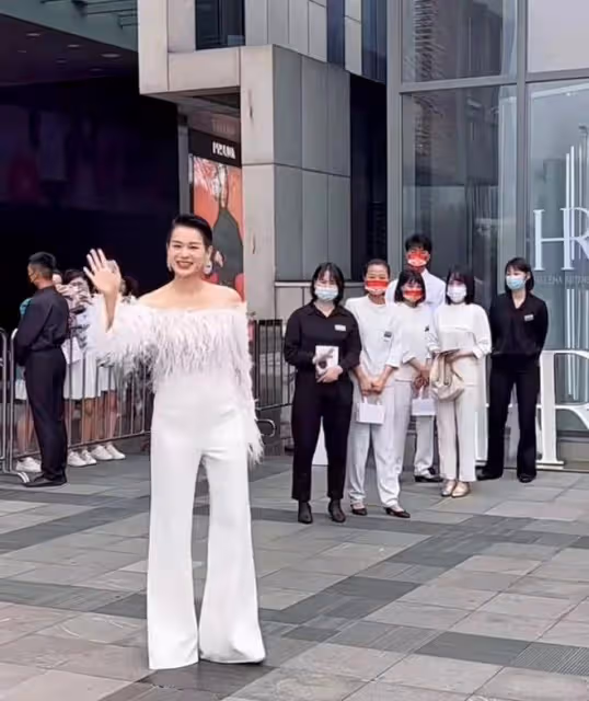 42歲胡杏兒現身活動,穿白色露肩裝氣質優雅,比主持人還漂亮