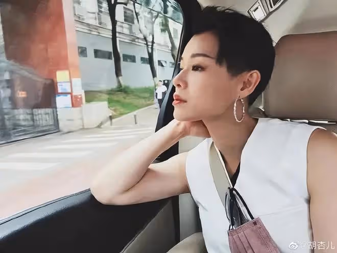 42歲胡杏兒現身活動,穿白色露肩裝氣質優雅,比主持人還漂亮