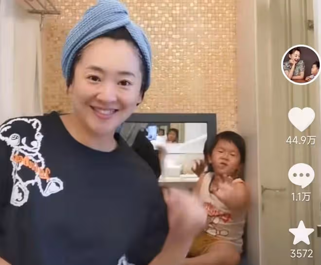 月亮姐姐罕見秀恩愛，甜喊富商老公孩兒他爸，男方長相憨厚顯富態