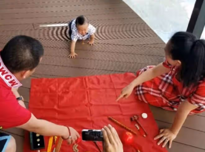 月亮姐姐罕見秀恩愛，甜喊富商老公孩兒他爸，男方長相憨厚顯富態