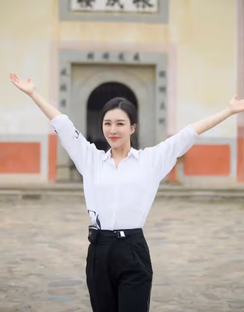 王石愛妻田朴珺陷整容爭議,生圖變化大被指臉腫僵硬,有怪異凹陷