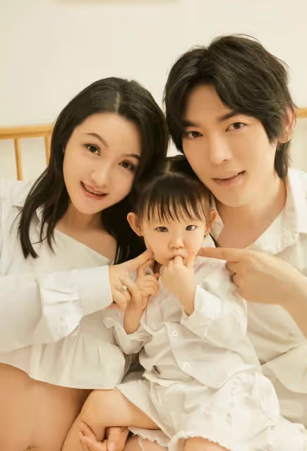35歲男星曬全家福官宣二胎!老婆挺8月孕肚仍貌美,2歲女兒神似爸