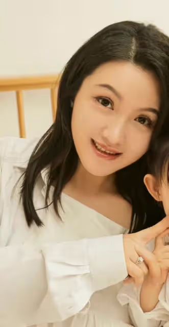 35歲男星曬全家福官宣二胎!老婆挺8月孕肚仍貌美,2歲女兒神似爸