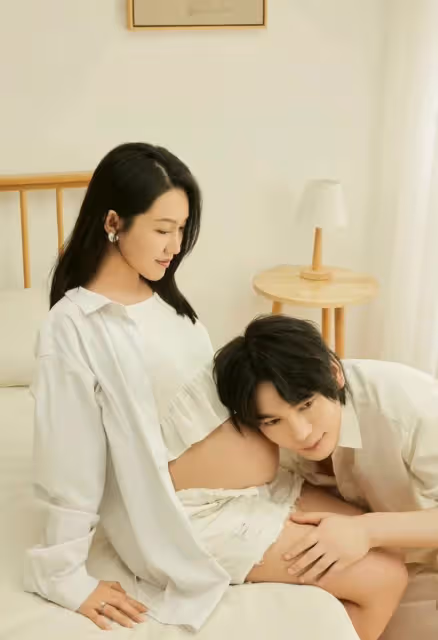 35歲男星曬全家福官宣二胎!老婆挺8月孕肚仍貌美,2歲女兒神似爸