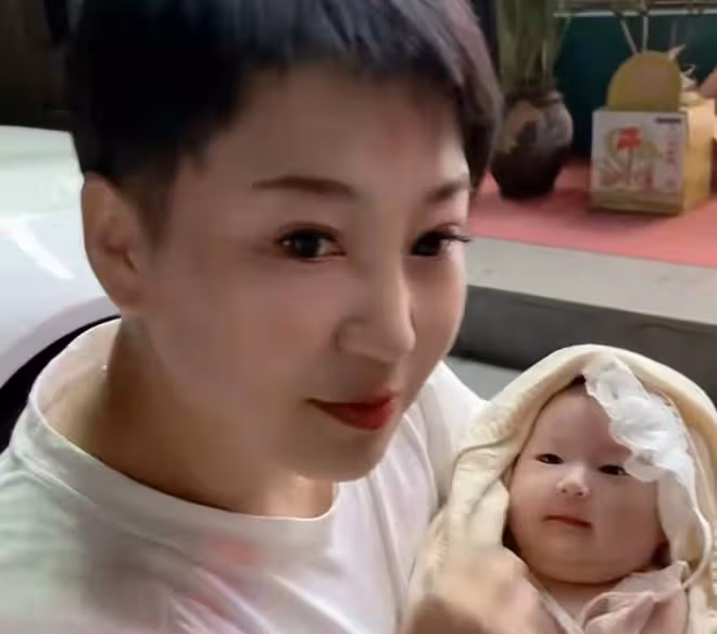 楊樹林老婆胖丫被曝生二胎,抱嬰兒母愛滿滿,出獄後靠賣水果維生