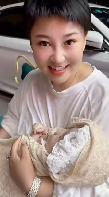 楊樹林老婆胖丫被曝生二胎,抱嬰兒母愛滿滿,出獄後靠賣水果維生