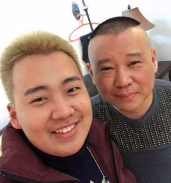 郭德綱罕曬年輕舊照!頭髮烏黑濃密帥氣搶眼,郭麒麟被指太像爸