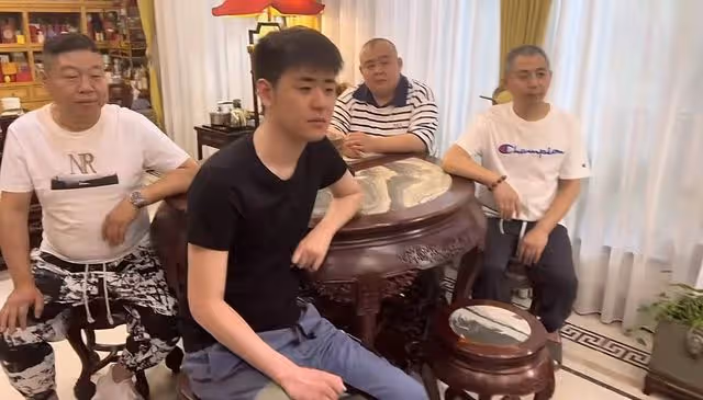 郭德綱罕曬年輕舊照！頭髮烏黑濃密帥氣搶眼，郭麒麟被指太像爸