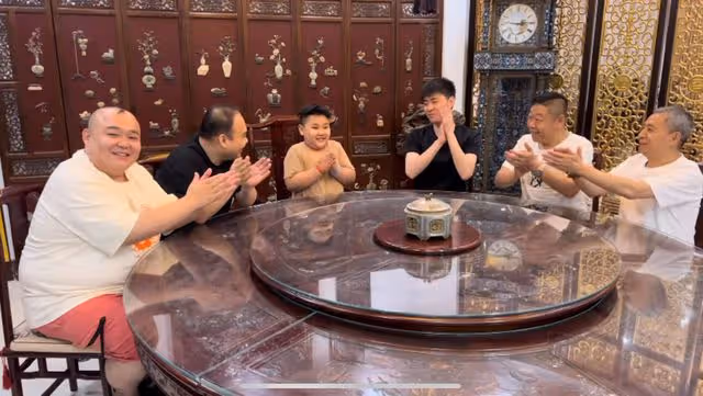郭德綱罕曬年輕舊照！頭髮烏黑濃密帥氣搶眼，郭麒麟被指太像爸