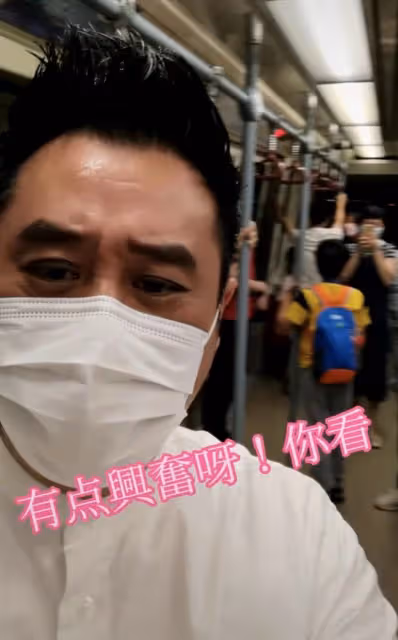 53歲香港戲骨廣州坐地鐵,直言興奮大方打招呼,已在內地租房定居