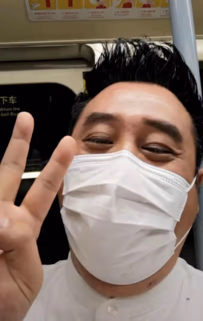 53歲香港戲骨廣州坐地鐵,直言興奮大方打招呼,已在內地租房定居