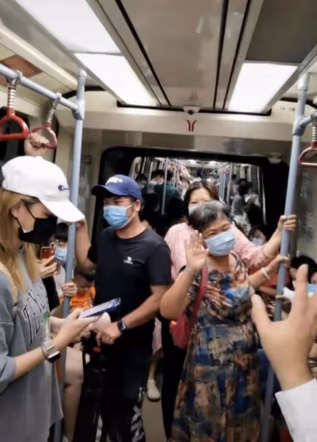 53歲香港戲骨廣州坐地鐵,直言興奮大方打招呼,已在內地租房定居