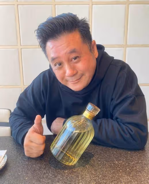 53歲香港戲骨廣州坐地鐵,直言興奮大方打招呼,已在內地租房定居